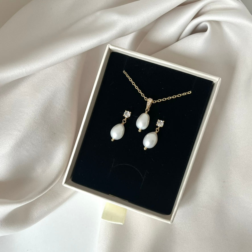 Amalia Oval Pearl Necklace and Earrings Set
