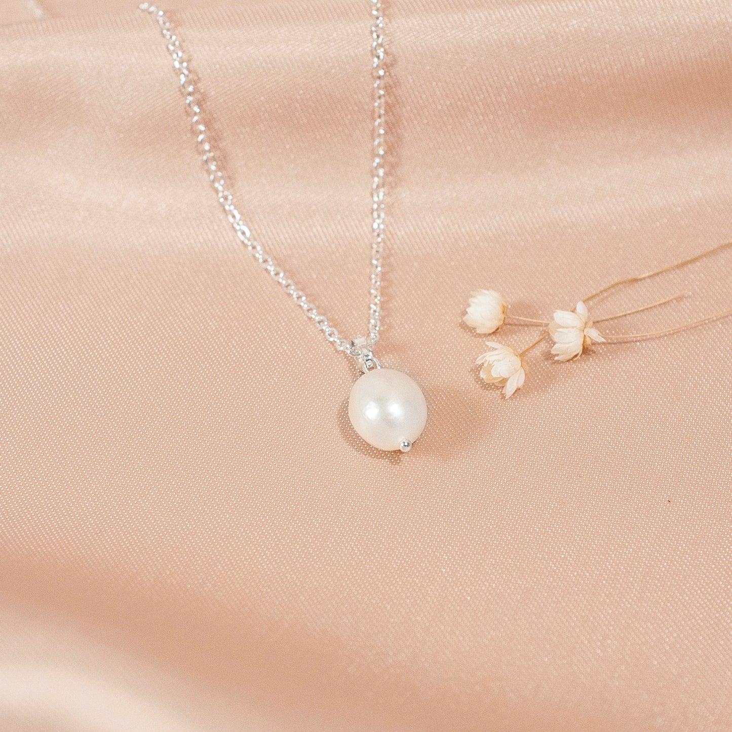 ALESSIA OVAL PEARL NECKLACE