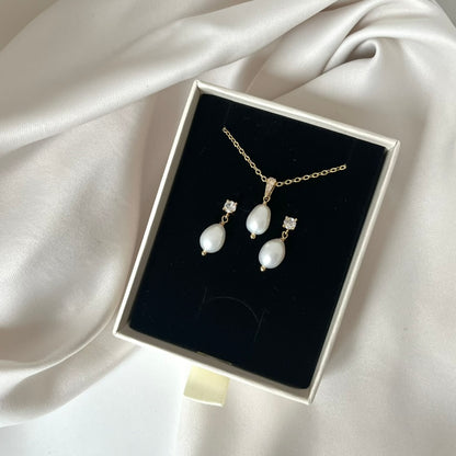 Amalia Oval Pearl Necklace and Earrings Set