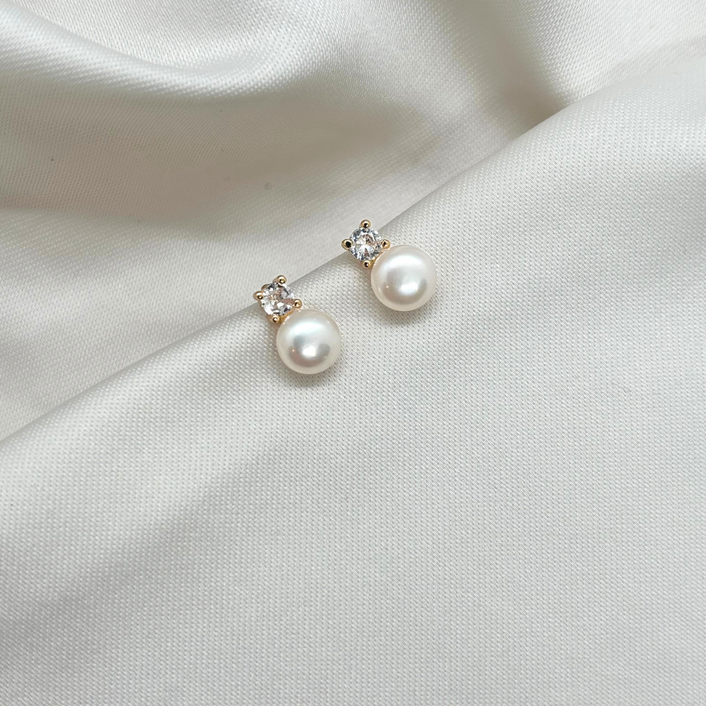 BELLA PEARL STUD EARRINGS