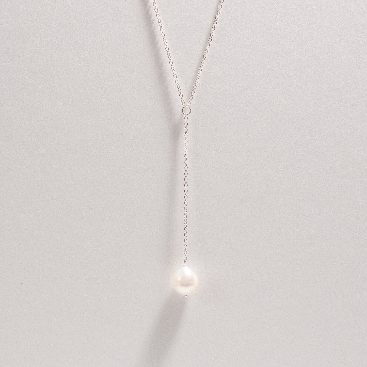 AVA LARGE OVAL PEARL LARIAT NECKLACE